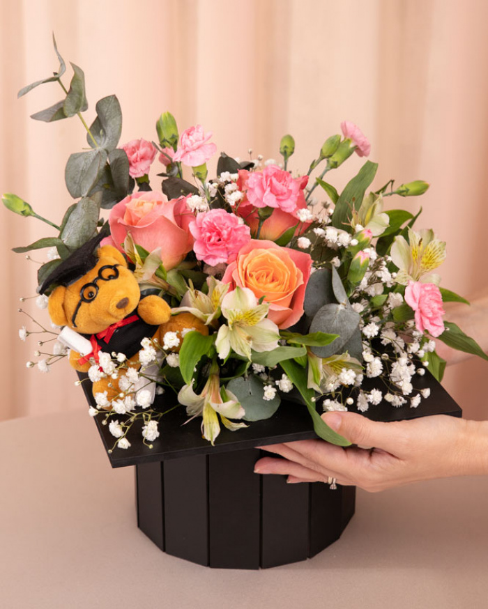Graduation Cap Flower Arrangement – imaginea 3