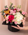 Aranjament floral în tocă cu hortensie și trandafiri – imaginea 3