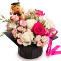 Aranjament floral cu trandafiri și ursuleț în tocă