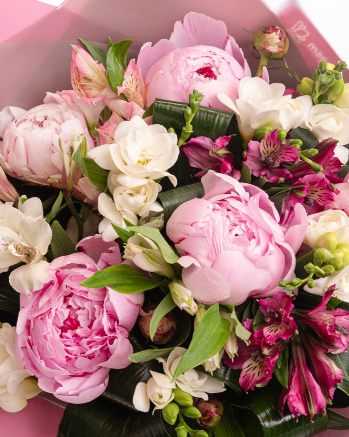 Bouquet with peonies and freesias – imaginea 2