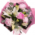 Buchet cu bujori roz si crini „Whispers of Grace”