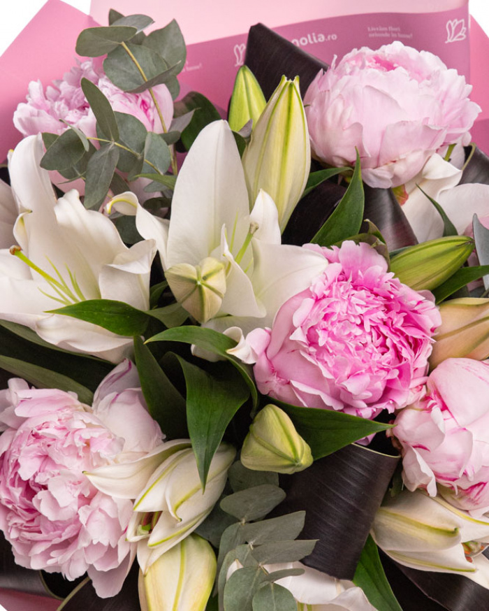 Buchet cu bujori roz si crini „Whispers of Grace” – imaginea 2