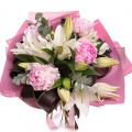 Buchet cu bujori roz si crini „Whispers of Grace”