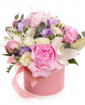 Aranjamnet floral in cutie roz cu bujori roz si crini impieriali, varaianta premium