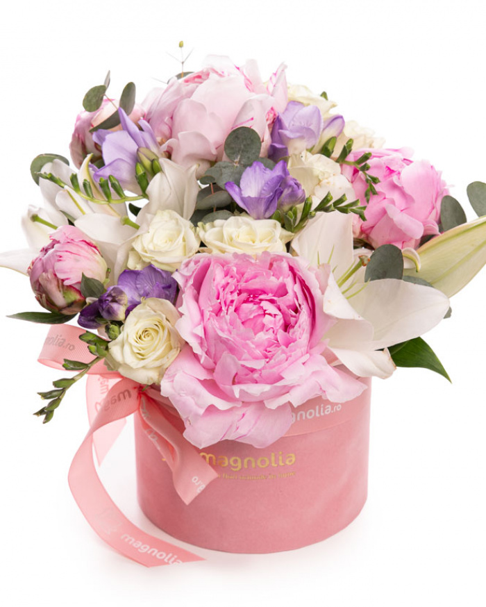 Aranjamnet floral in cutie roz cu bujori roz si crini impieriali, varaianta premium