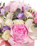 Aranjamnet floral in cutie roz cu bujori roz si crini impieriali, varaianta premium, detaliu