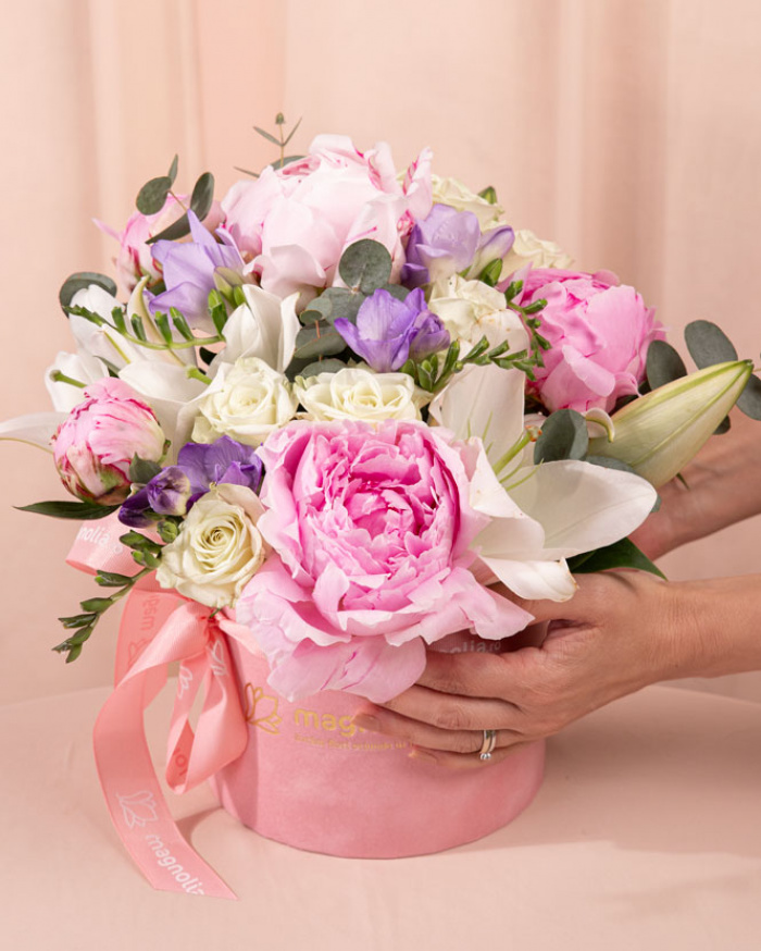 Aranjamnet floral in cutie roz cu bujori roz si crini impieriali, varianta premium, marime