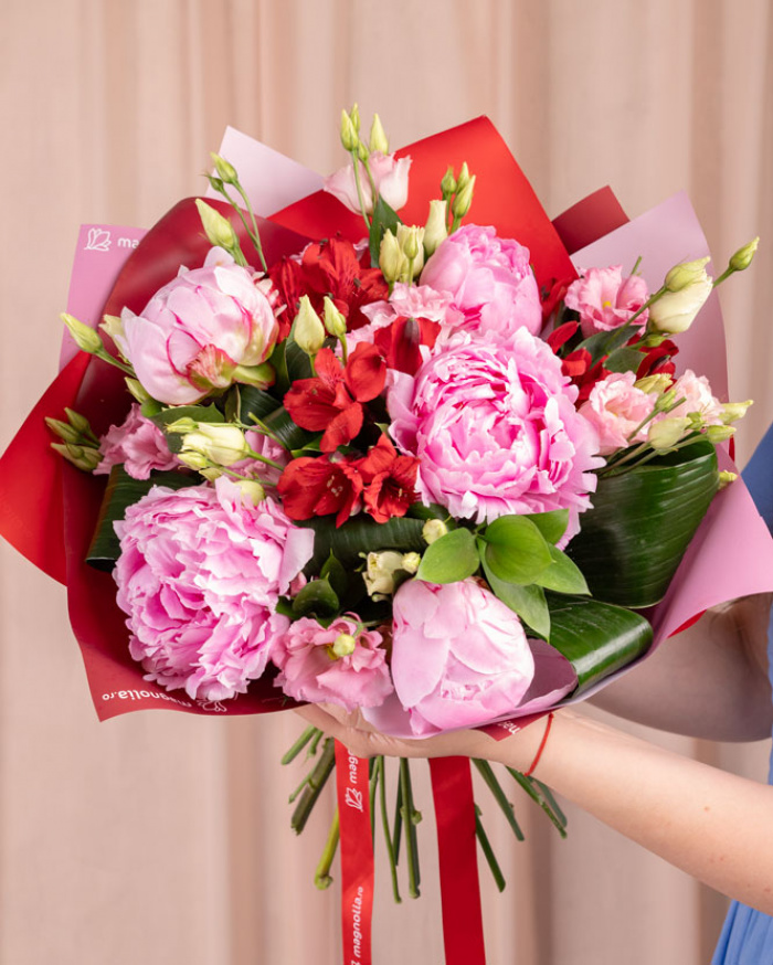 Buchet cu bujori roz și ciocolată Mozart – imaginea 3