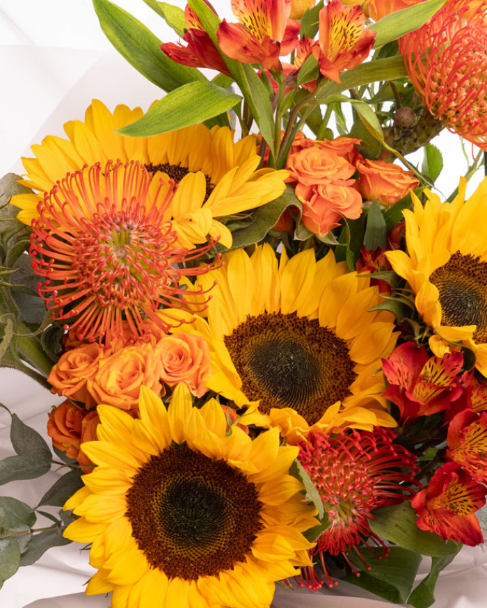Buchet cu floarea-soarelui „Golden Embrace”