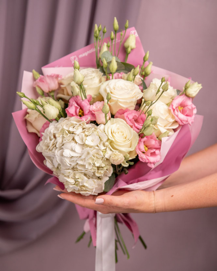 Buchet trandafiri albi și eustoma – imaginea 3
