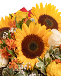 Buchet cu floarea-soarelui, trandafiri si ciocolata, varianta premium, detaliu