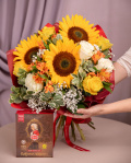 Buchet cu floarea-soarelui, trandafiri si ciocolata, varianta premium, marime