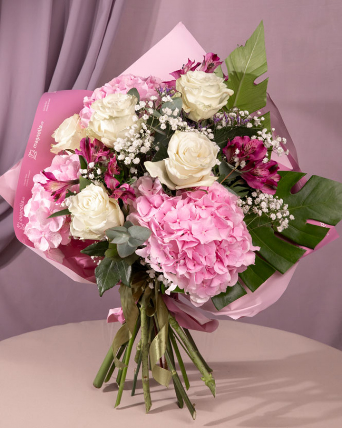 Buchet vesel de vara cu hortensii si trandafiri, varianta premium, marime
