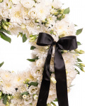 Coroană funerară cu flori albe – imaginea 2
