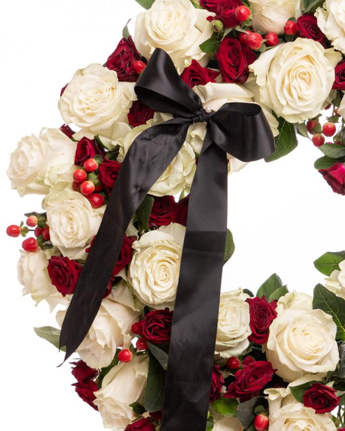 Coroana funerara cu trandafiri albi si rosii, detaliu