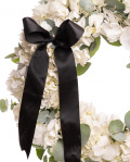 Coroana funerara cu hortensii si orhidee albe, detaliu