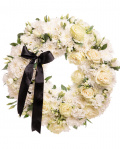 Coroană funerară albă cu trandafiri, crizanteme și eustoma – imaginea 1