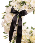 Coroană funerară albă cu trandafiri, crizanteme și eustoma – imaginea 2