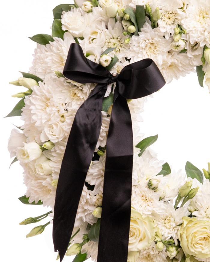 Coroană funerară albă cu trandafiri, crizanteme și eustoma – imaginea 2