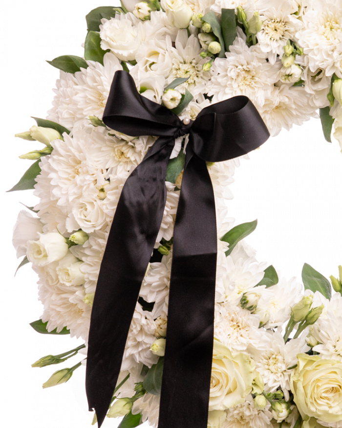 Coroană funerară albă cu trandafiri, crizanteme și eustoma – imaginea 2