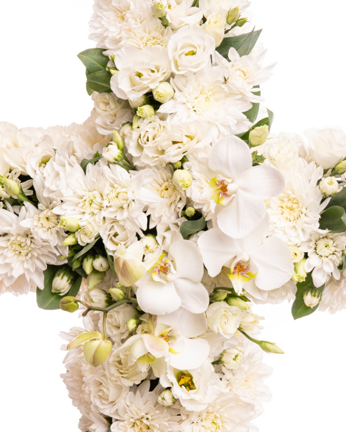 Cruce funerara cu trandafiri, orhidee si eustoma, detaliu