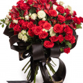 Buchet funerar cu trandafiri și alstroemeria