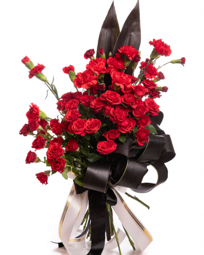 Buchet funerar cu garoafe si trandafiri rosii,varianta premium