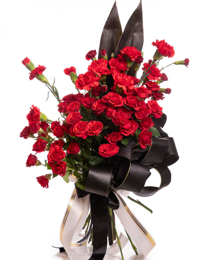 Buchet funerar cu garoafe si trandafiri rosii,varianta premium