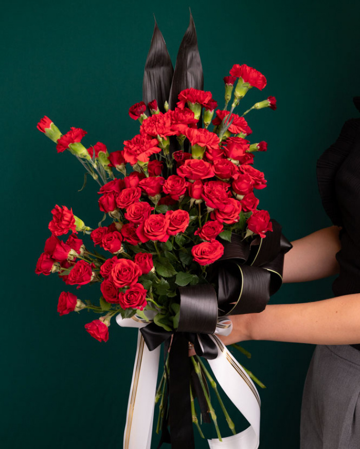 Buchet funerar cu garoafe si trandafiri rosii,varianta premium, marime