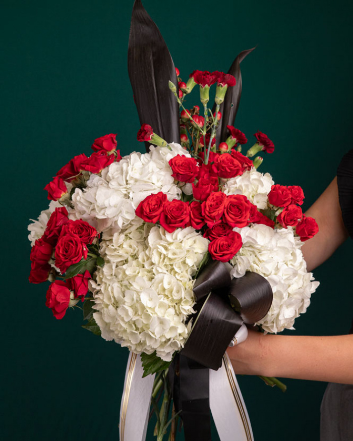 Buchet funerar cu hortensii garoafe si trandafiri, varianta premium, detaliu