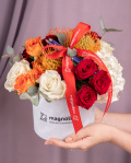 Aranjament cu trandafiri si creioane colorate varianta premium, marime