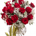 Buchet cu trandafiri roşii şi gypsophila
