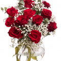 Buchet cu trandafiri roşii şi gypsophila
