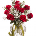 Buchet cu trandafiri roşii şi gypsophila