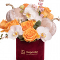 Aranjament floral de toamnă cu trandafiri și orhidee