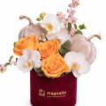 Aranjament floral de toamnă cu trandafiri și orhidee