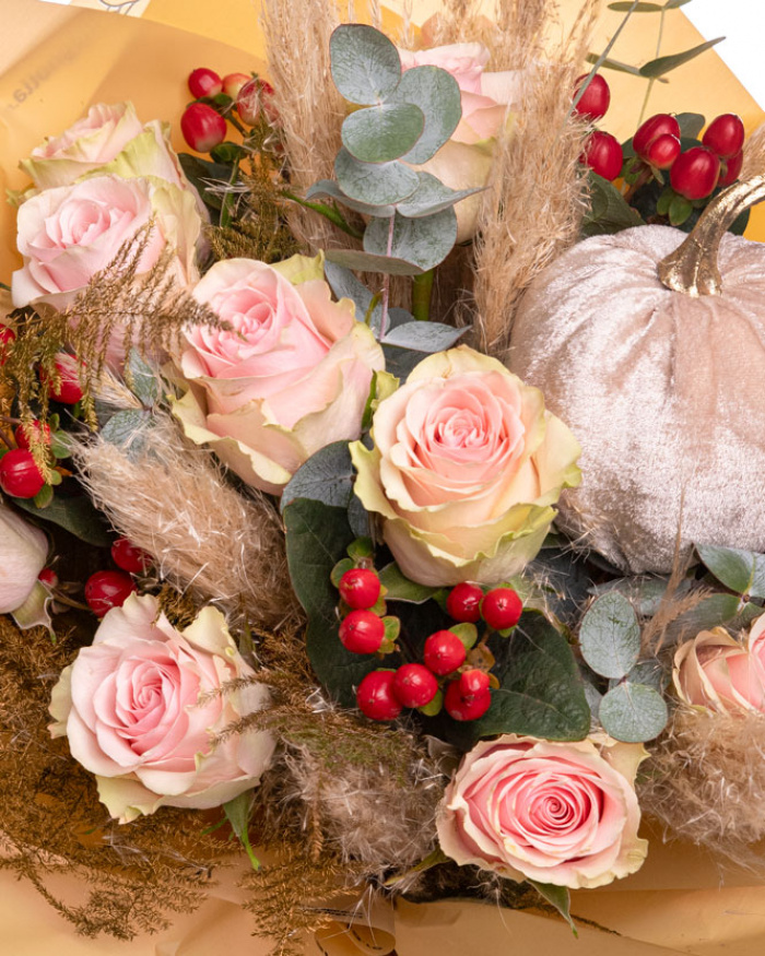 Buchet cu trandafiri roz „Soft Autumn”, varianta premium, detaliu