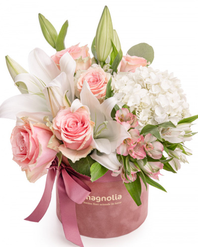 Aranjament floral cu trandafiri și crini "Graceful"