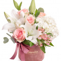 Aranjament floral cu trandafiri și crini "Graceful"
