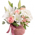 Aranjament floral cu trandafiri și crini "Graceful"