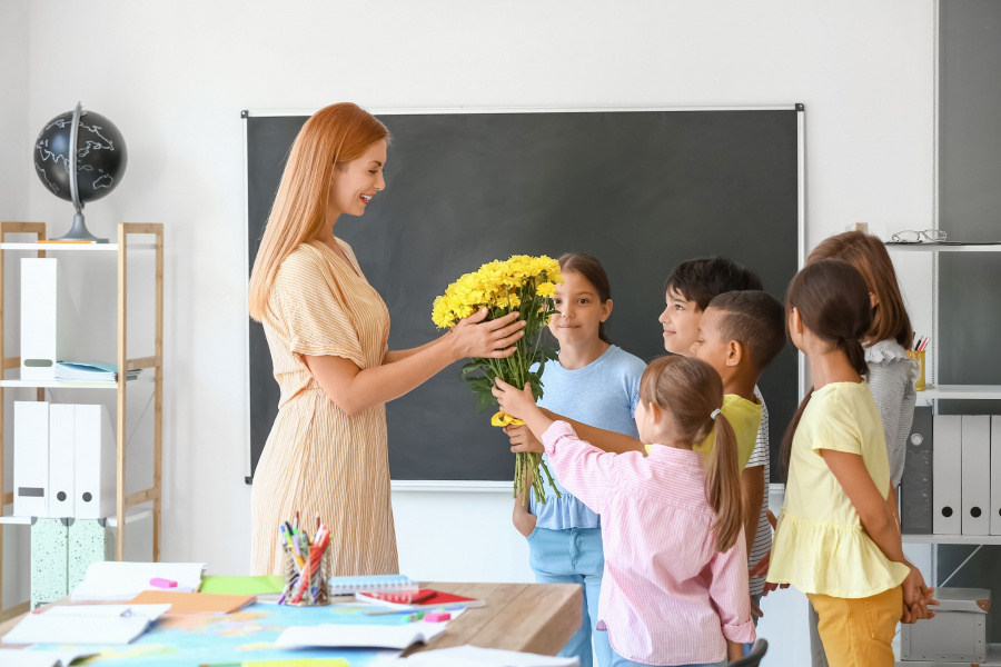 Buchete elegante pentru Ziua Profesorului – idei și sugestii de aranjamente florale deosebite