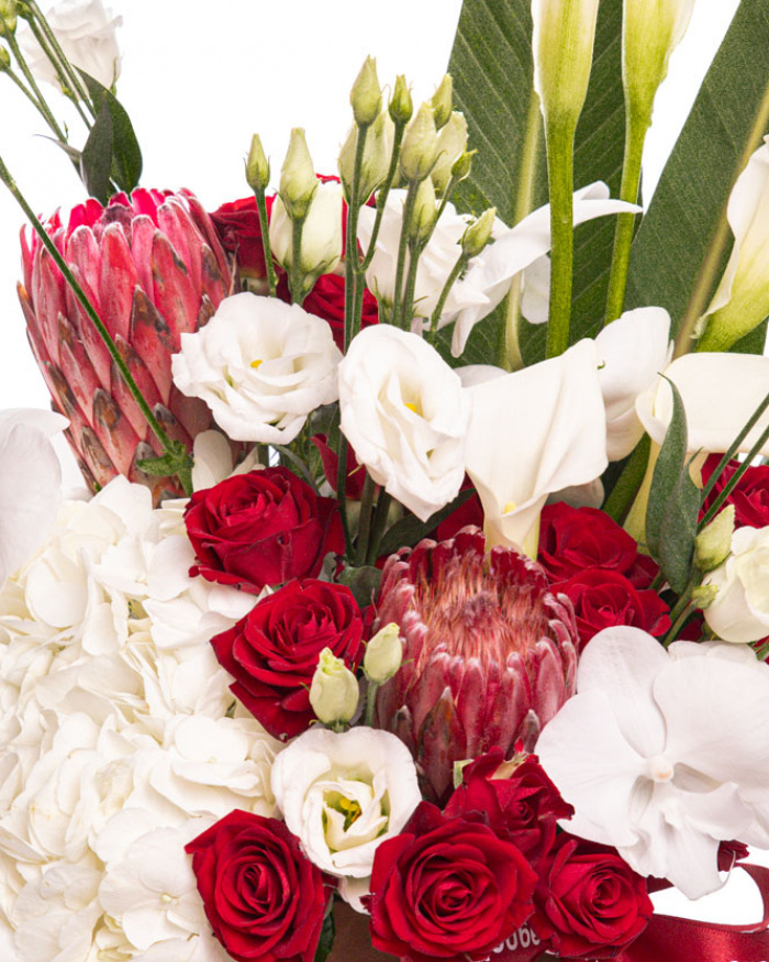 Protea and Calla Lilies Floral Arrangement – imaginea 2