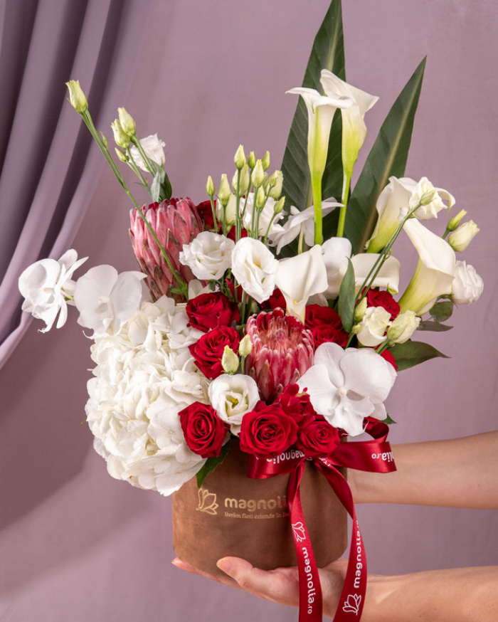 Protea and Calla Lilies Floral Arrangement – imaginea 3