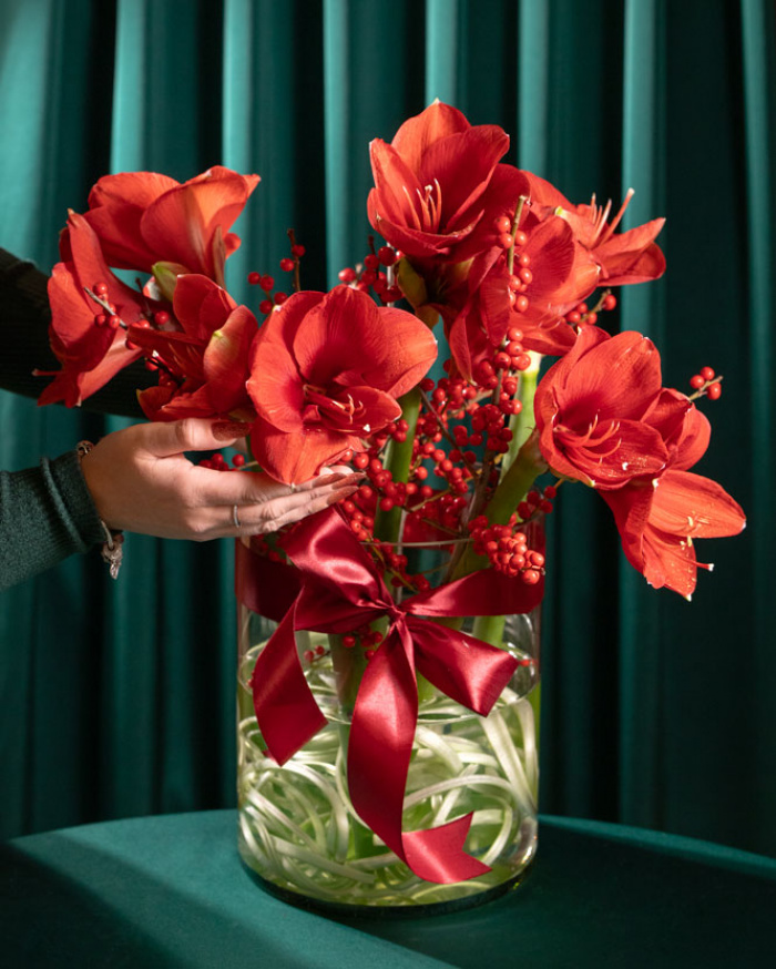 Buchet Amaryllis în vază de sticlă – imaginea 3