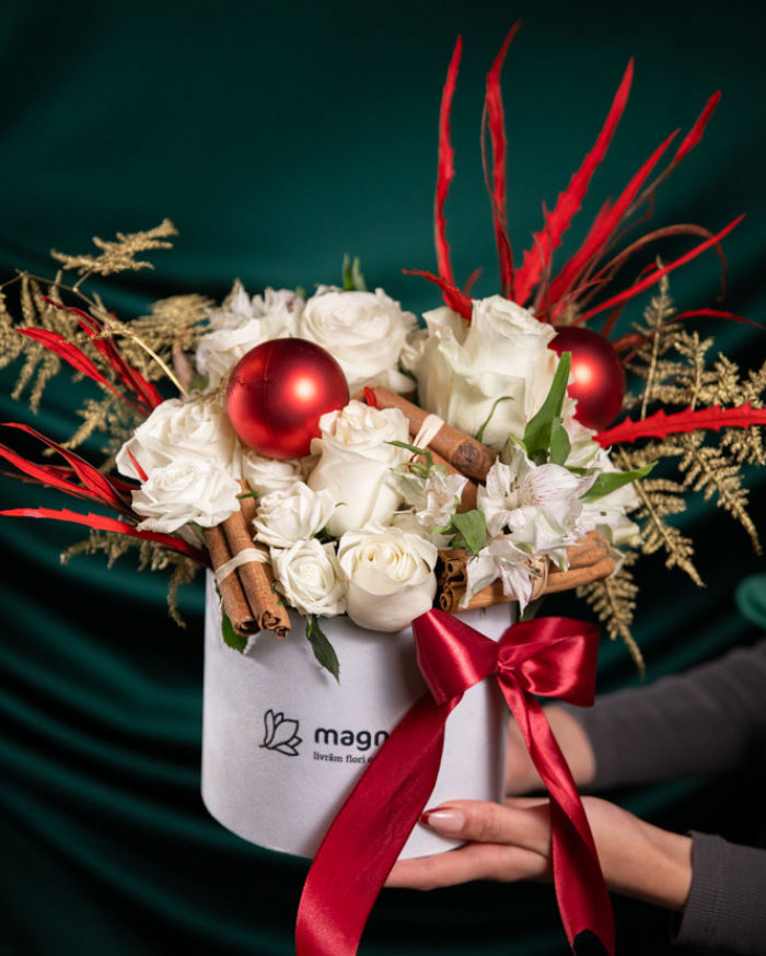 Winter arrangement with white flowers  – imaginea 3