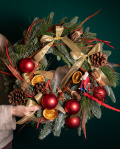 Door wreath with Christmas accessories – imaginea 3