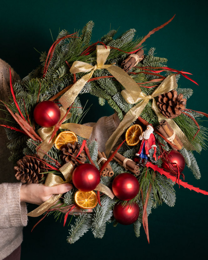 Door wreath with Christmas accessories – imaginea 3