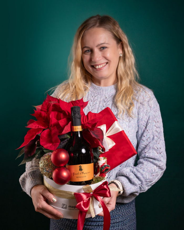 Holiday Gift with Tea and Poinsettia – imaginea 3