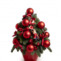 Brad cu globuri roșii