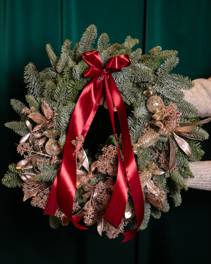 Christmas wreath made of natural fir with gold accents – imaginea 3